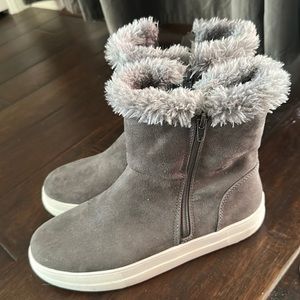 Mia gray faux fur boots size 7.5